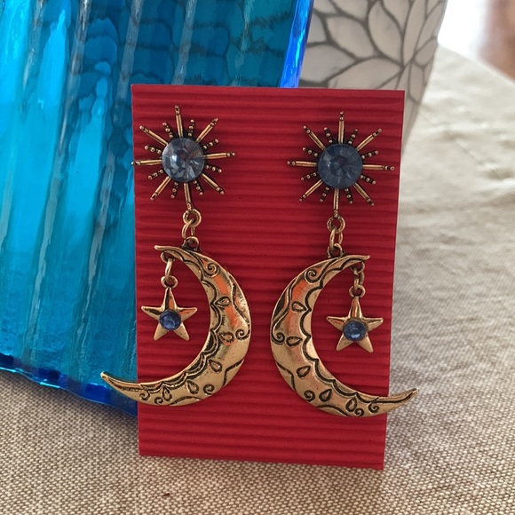 🌙Gold Tone Celestial Moon & Star Drop Earrings⭐️ - Picture 2 of 7